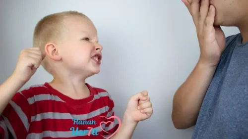 كيفية التعامل مع طفل عنيد 