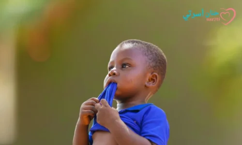 لماذا يحب الطفل أكل ملابسه