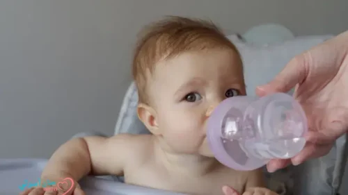 شرب الماء الرضيع