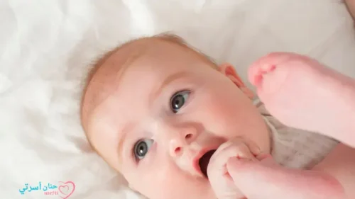 أسباب وضع الطفل الرضيع قدمه في فمه