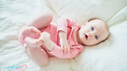 أسباب وضع الرضيع قدمه في فمه وخطورتها 