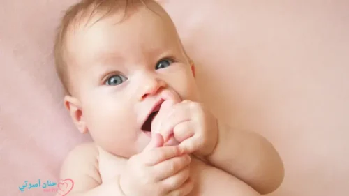 أسباب الرضيع قدمه في فمه 