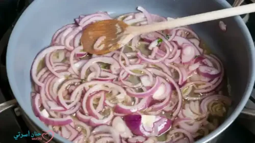 البصل للرضع | الفوائد والمخاطر وطريقة الاستخدام 